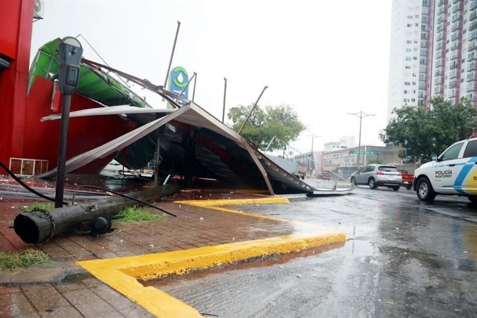 Una estructura cayó en la en Av. Madero y Miguel Nieto.