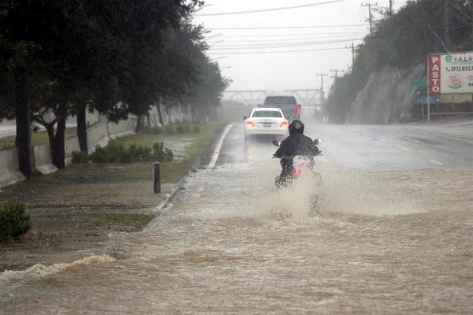 Un motociclista reta al peligro en medio de la lluvia en la Carretera Nacional.