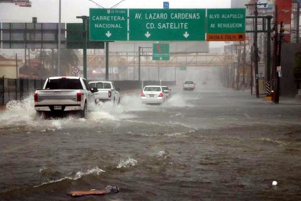 La Avenida Eugenio Garza Sada lucía con encharcamientos.