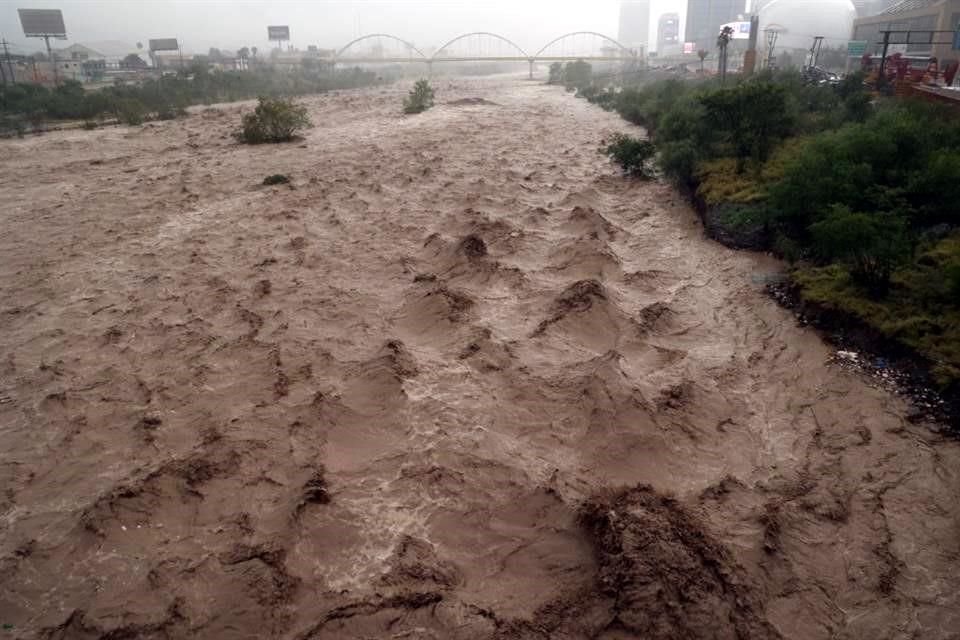 El Río Santa Catarina mostraba desde tempranas horas del jueves un caudal abundante.