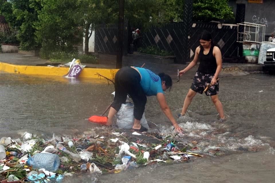 Vecinos de la Colonia San Martín realizaron labores de desazolve en las alcantarillas que permanecían tapadas por basura.