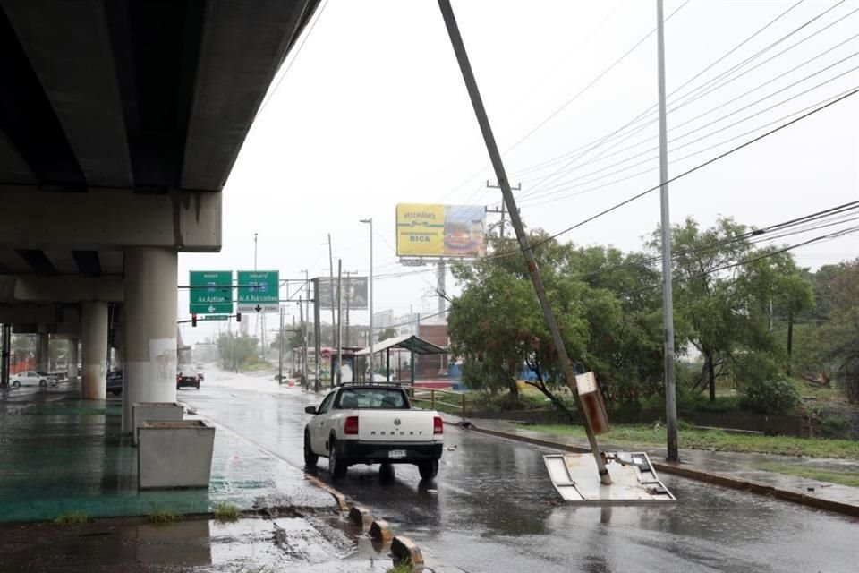 Bajo el puente Ruiz Cortines, en el cruce con Lincoln un anuncio cayó, obstruyendo parcialmente la vialidad.