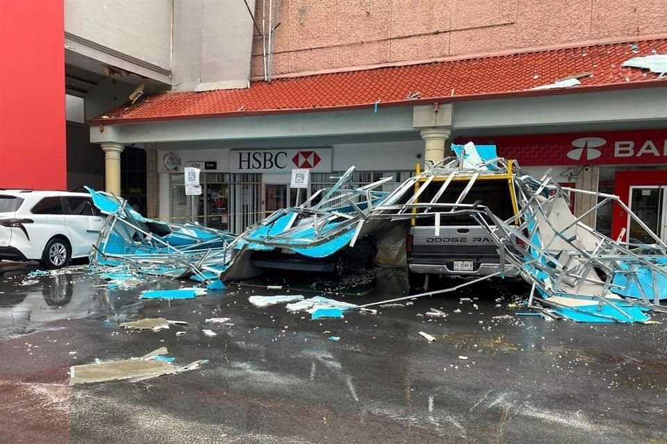 En el estacionamiento de Soriana La Estanzuela un anuncio de la fachada de un negocio se colapsó sobre algunos vehículos que estaban ubicados debajo de él.