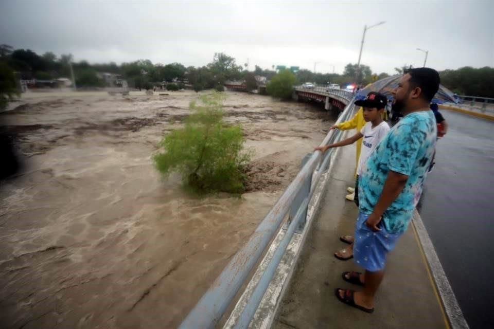 Decenas de familias se se ven afectadas tras desbordarse el Río Pablillo, en Linares, inundando hogares de la Colonia Bohemia.
