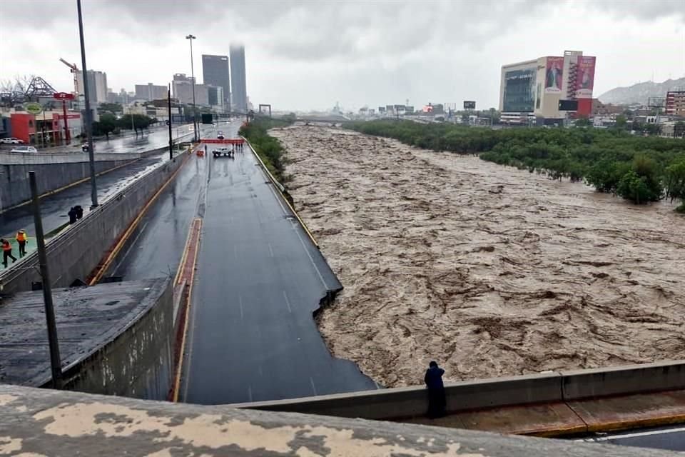 Un tramo del carril exprés entre Constitución y Venustiano Carranza, se deslavó y cayó al Río Santa Catarina.