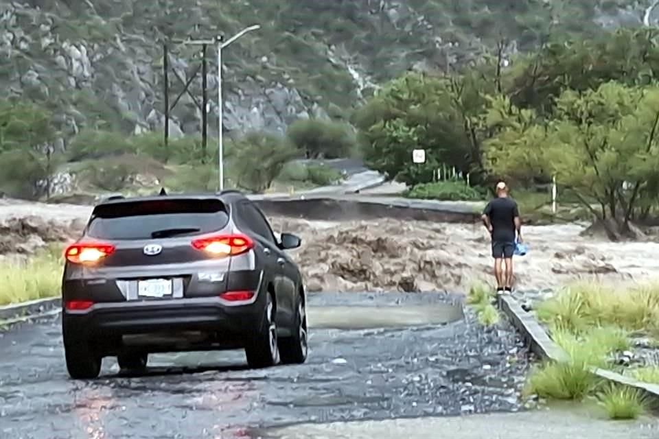 El acceso al Parque la Huasteca fue cerrado a tránsito no local ante el riesgo por desborde del Río Santa Catarina.