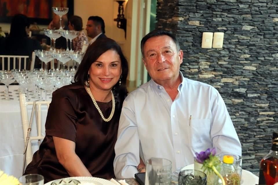 Nelly de Garza y Víctor Garza