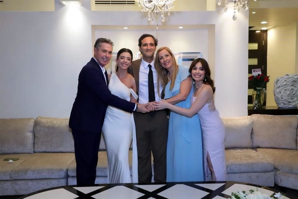 Alejandro Chapa González, los novios, Mayra Arizpe de Chapa y Michelle Chapa