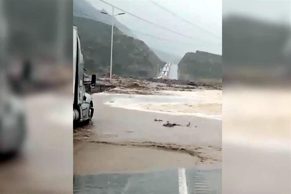 Los deslaves e inundaciones ocasionaron diversos cierres en la Autopista a Saltillo en ambos sentidos de circulación. 