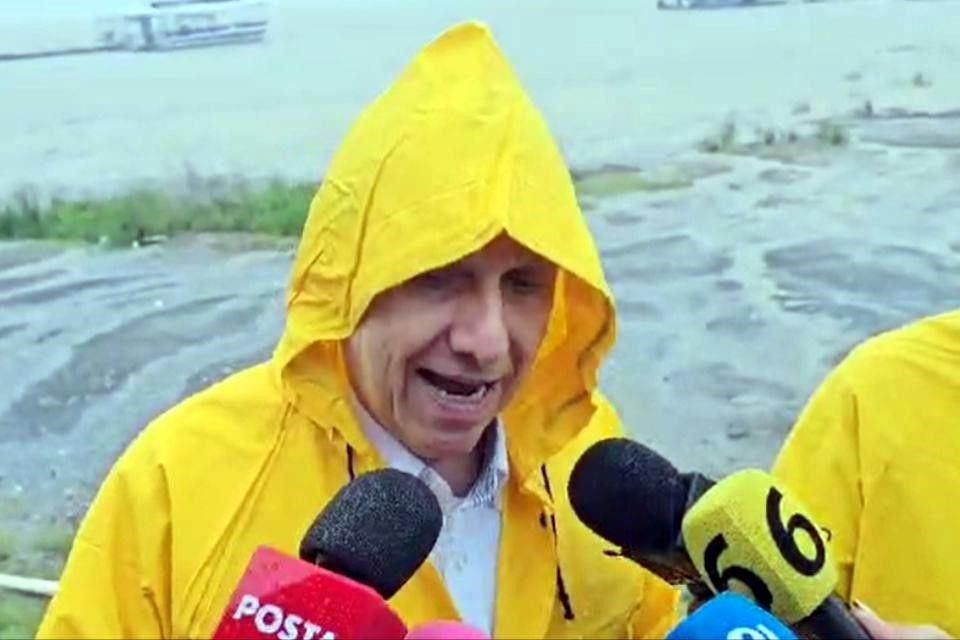 Juan Ignacio Barragán pidió ayer a los habitantes de la zona sur y del Centro de Monterrey no consumir el agua de la llave, mientras salga turbia.