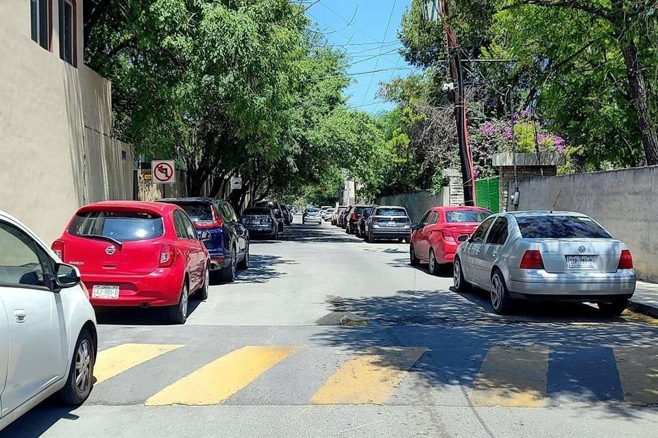 Calles como Independencia lucen llenas de automóviles estacionados en horas de oficina.