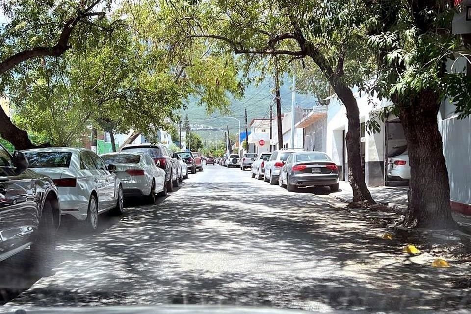 Talleres, como uno ubicado en Guerrero, entre Morelos y Libertad, dejan autos a reparar en la vía pública.