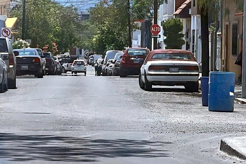 Algunos vecinos separan con tambos lugares de estacionamiento.