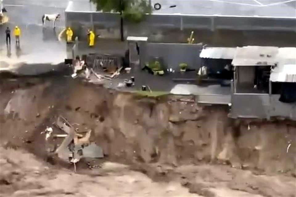 Israel Contreras, director de Protección Civil municipal, señaló que fueron evacuadas tres personas de una caballeriza.