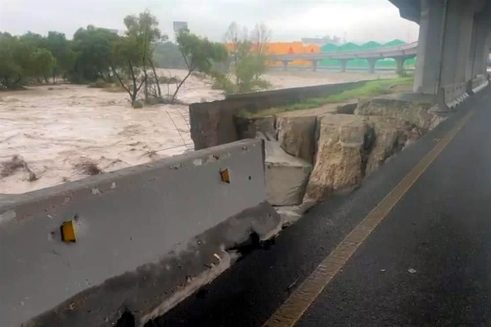 Un tramo de la Avenida Miguel de la Madrid, a la altura del Hospital Materno Infantil, los carriles fueron cerrados a la circulación.