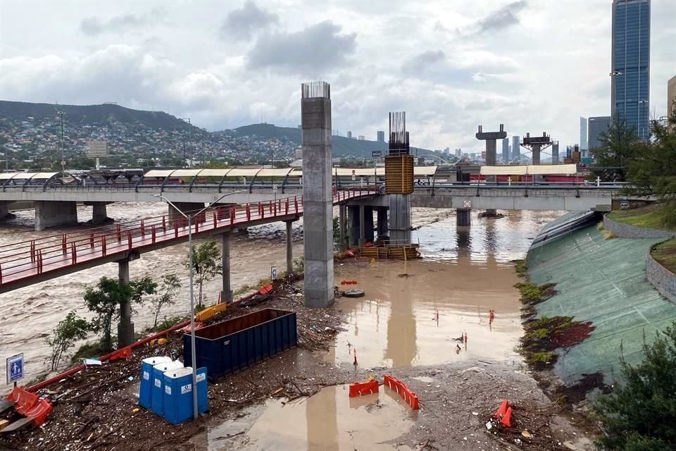 La inundación incluso cubrió la zona de trabajos, moviendo mesas, baños portátiles, los muros de plástico preventivos.