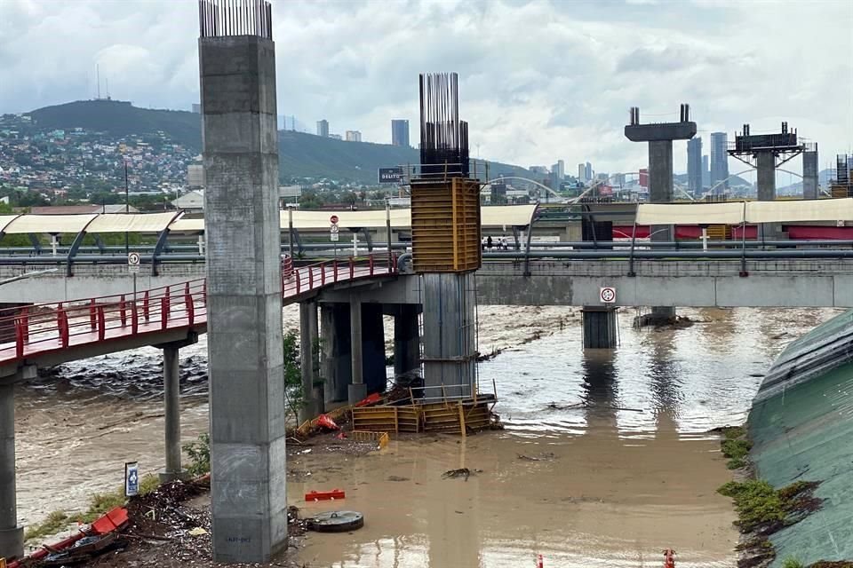 La inundación incluso cubrió la zona de trabajos, moviendo mesas, baños portátiles, los muros de plástico preventivos.