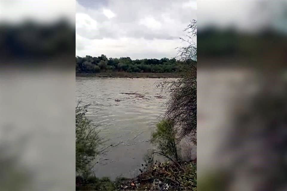 Pobladores captaron imágenes de la llegada de altos volúmenes de agua a la Presa El Cuchillo.