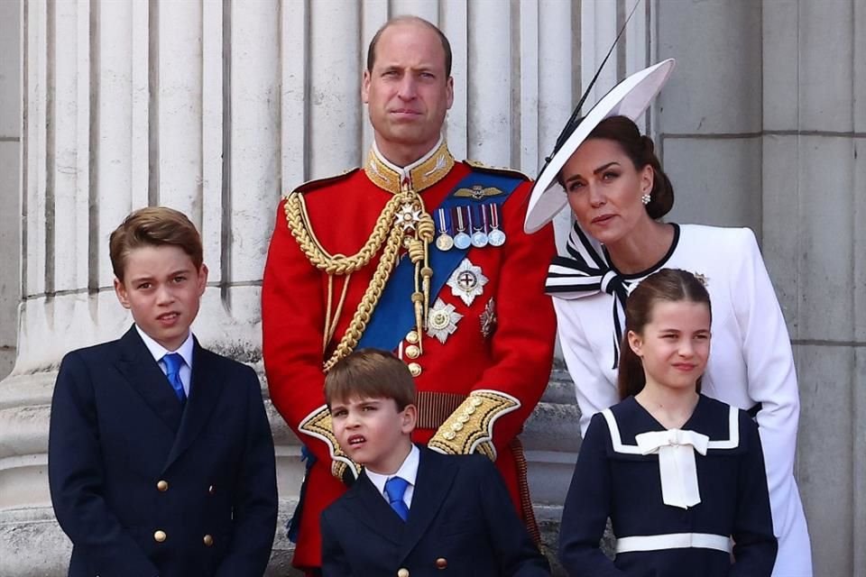 La Princesa de Gales estuvo acompañada de su esposo, Guillermo, y sus hijos: Jorge, Carlota y Luis.