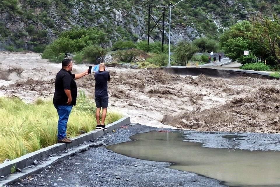 Algunos visitantes de La Huasteca fueron testigos de un río como pocas veces se ha visto.