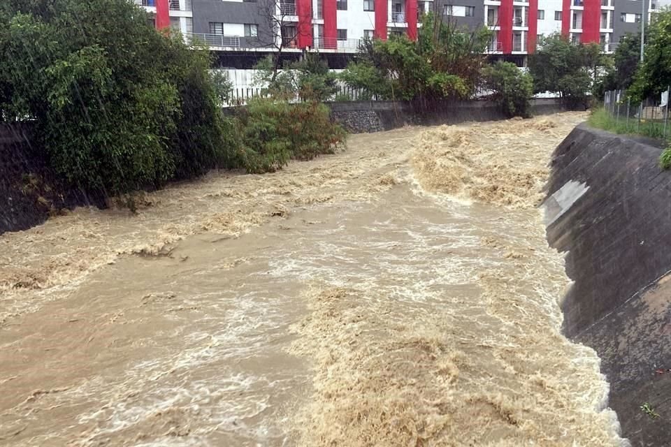 El Arroyo Seco, al sur de Monterrey, lució con una gran corriente.