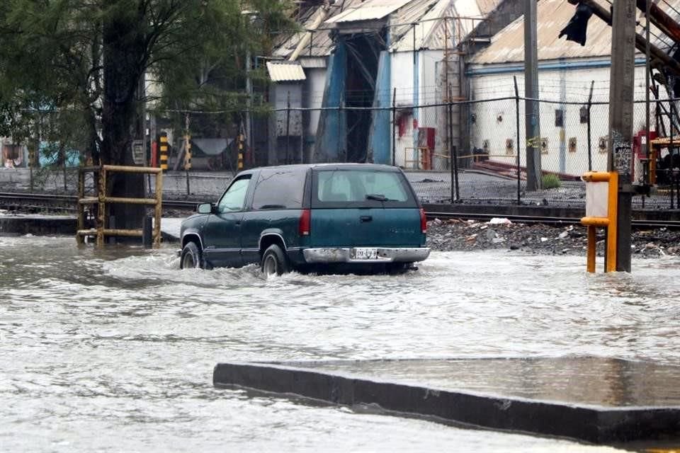 Algunos conductores salieron a las calles pese al riesgo, como en Guerrero y Ruiz Cortines, en Monterrey.