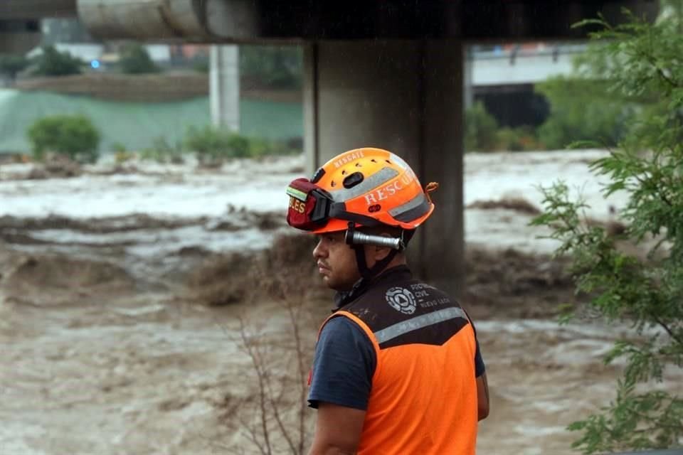 Otras de las personas vistas en los alrededores del Río son los elementos de Protección Civil que vigilan el estado del cauce y las vialidades.