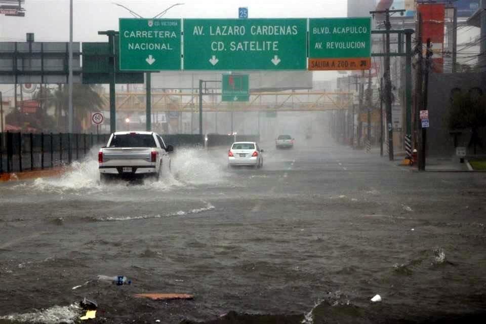 La Avenida Garza Sada registró encharcamientos que obstaculizaron la vialidad.