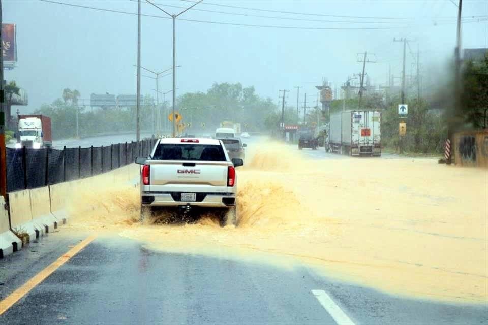 Los encharcamientos se extendieron en algunas zonas de la Carretera Nacional, al sur de la Ciudad.