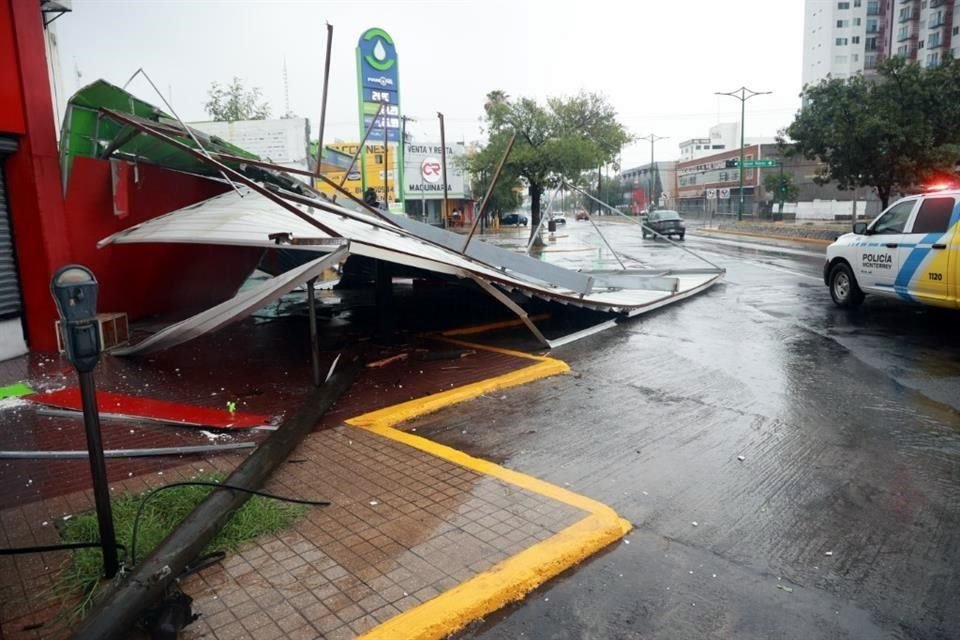 Una estructura cayó por la fuerte lluvia, en la Avenida Madero, en su cruce con Miguel Nieto.