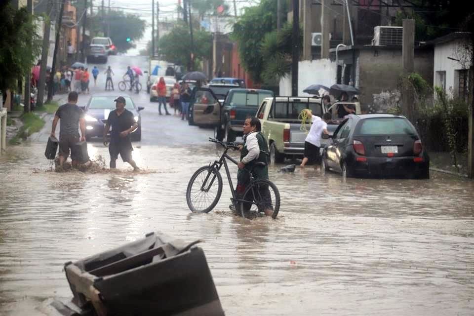 Algunas vialidades en Linares se inundaron por el paso de lluvias fuertes.