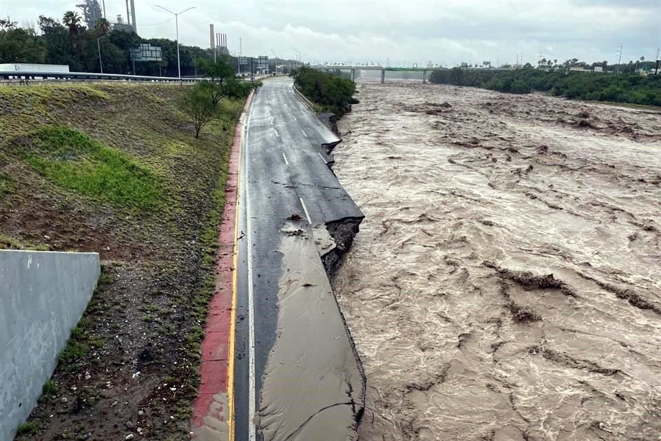 El tramo de los carriles exprés de Constitución, a la altura de Revolución, también desaparecieron por un desgajamiento.