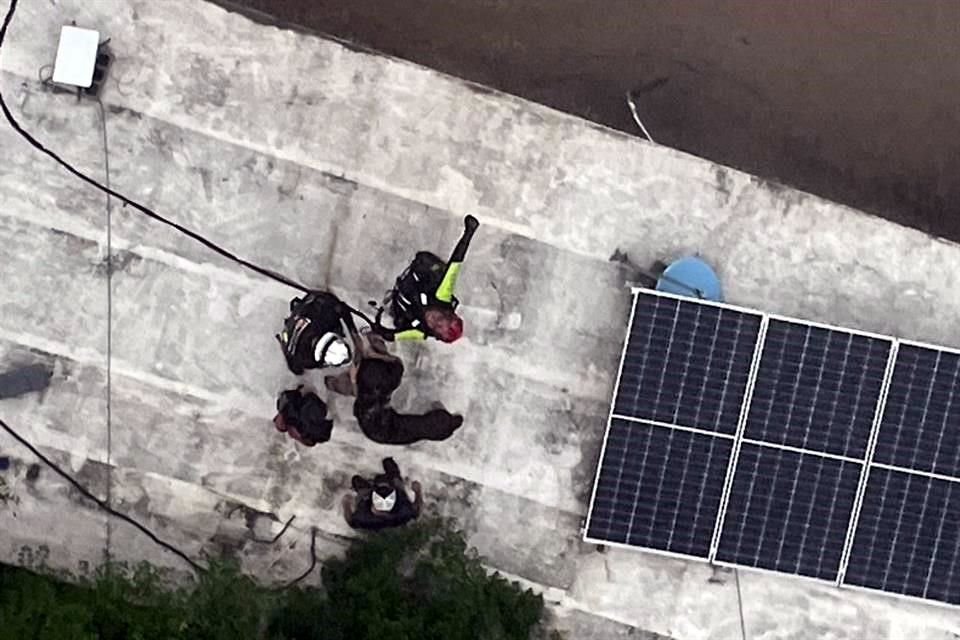 Tres personas que subieron al techo de una casa por la crecida del Río Ramos son rescatadas en helicóptero tras una hora de labores.