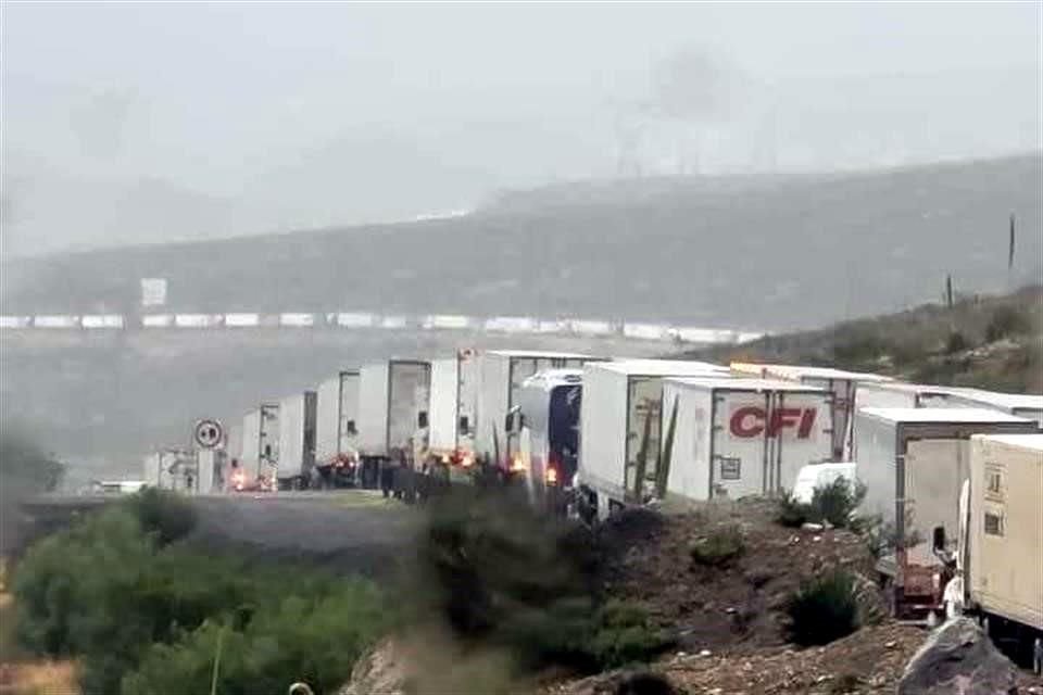 Tráileres, autobuses y vehículos particulares avanzan con lentitud después de horas de estar detenidos.