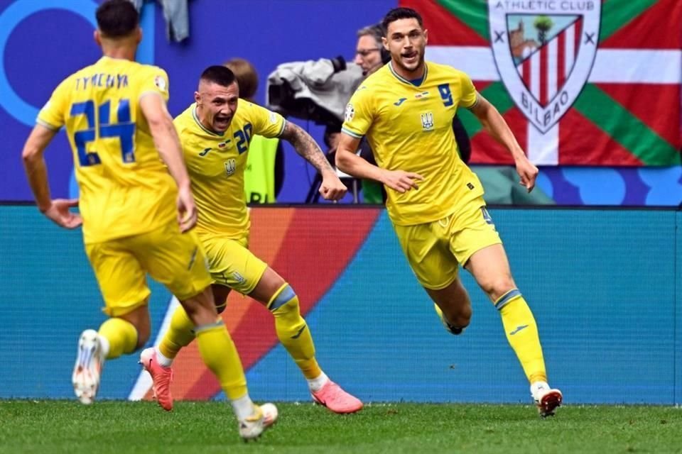 Roman Yaremchuk (der.) celebra el gol con el que Ucrania obtuvo su primera victoria en la Euro 2024.