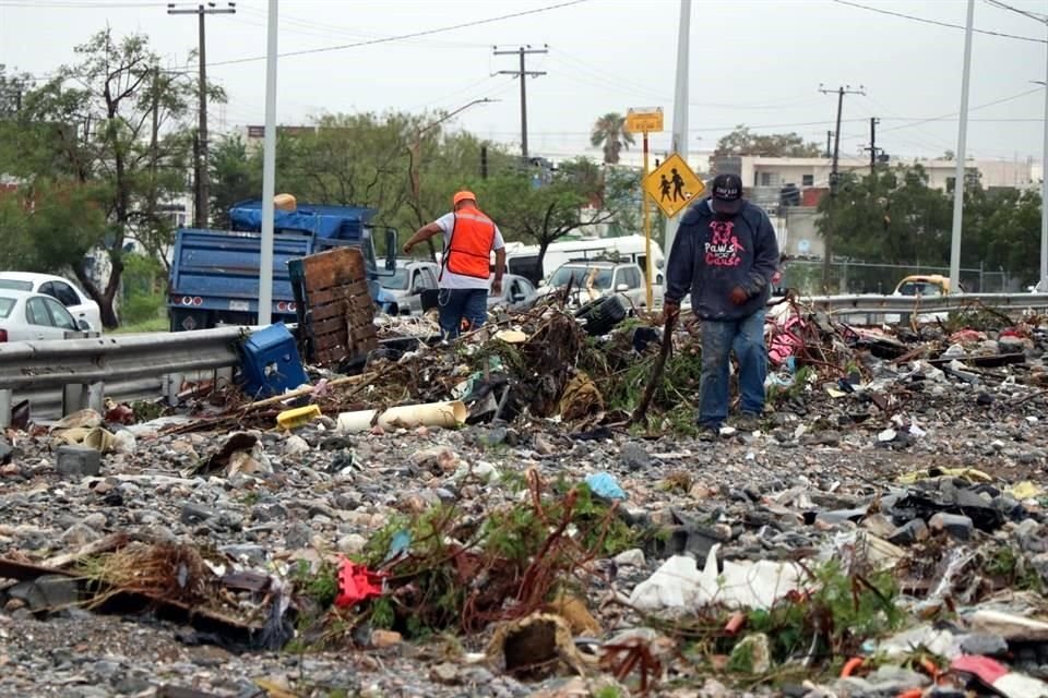 Toneladas de basura y escombro salieron del arroyo que baja del Cerro de las Mitras.