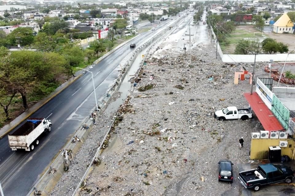 La vialidad quedó sepultada por los escombros.