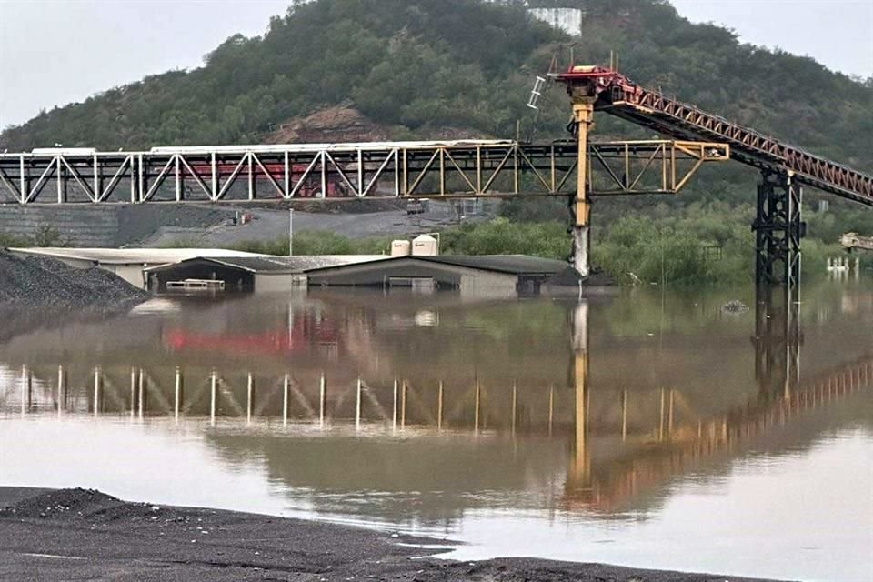 Sectores aledaños a la Presa Libertad sufren inundaciones generadas por los escurrimientos de las lluvias acumuladas, en Linares.