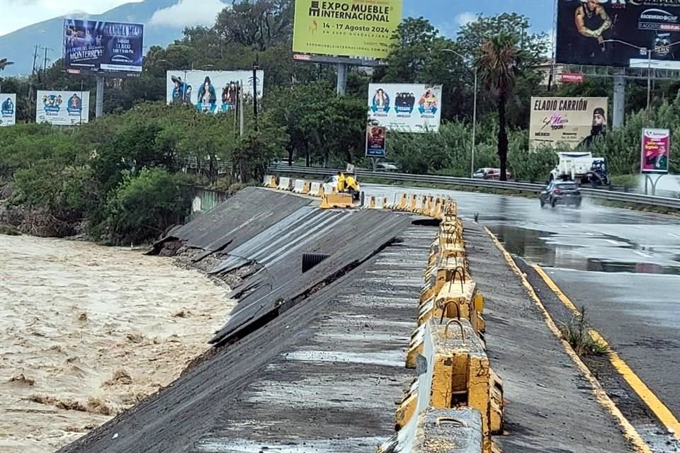 Elementos de Protección Civil del Estado cerraron dos carriles exprés de Constitución, mientras se evalúan los daños.