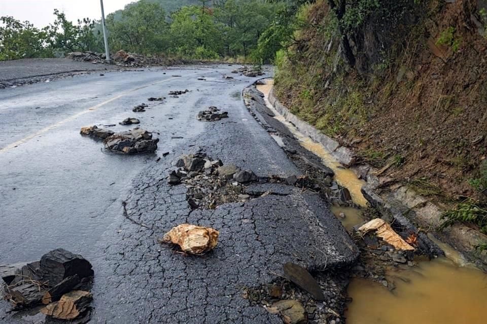 Los daños en la vía principal fueron causados por deslaves.