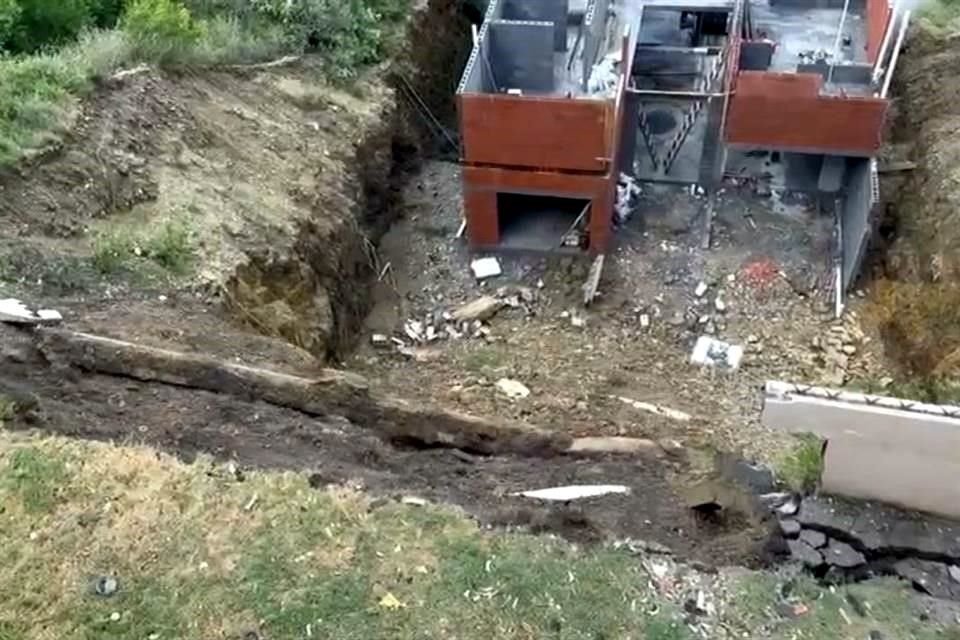 Hasta el momento reportaron la caída de tres bardas.
