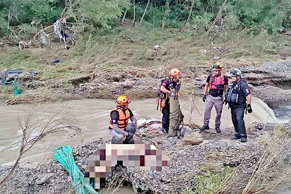 El cuerpo del hombre de unos 30 años, quien no fue identificado, estaba desnudo y fue descrito como una persona delgada de piel aperlada y cabello corto negro.