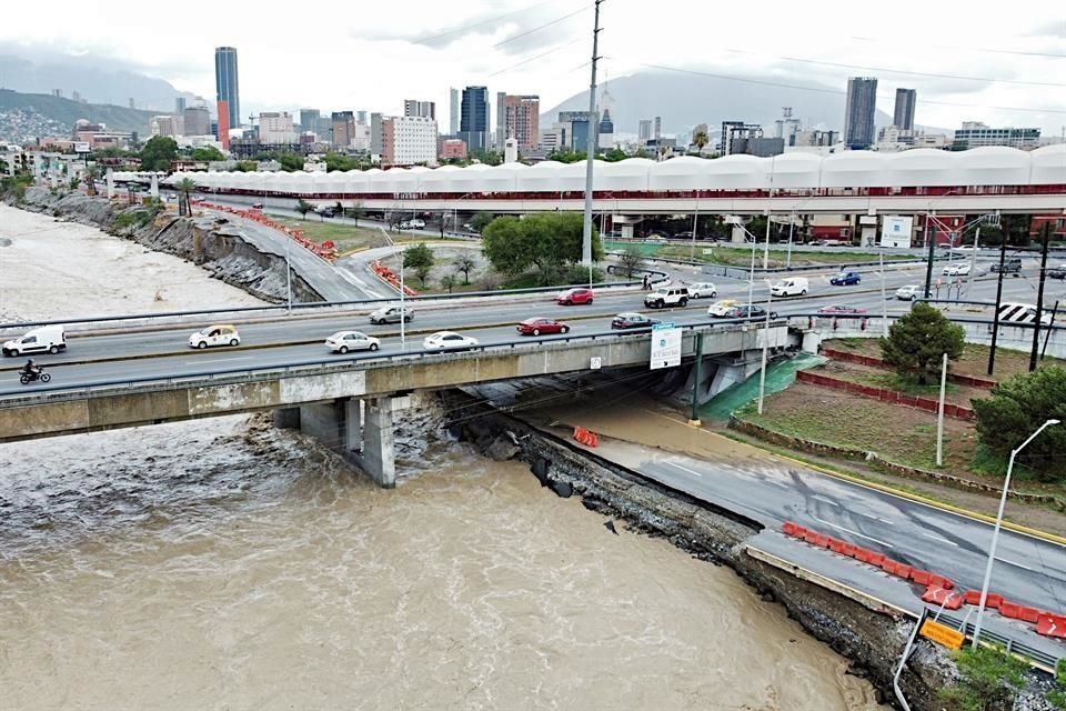 El Par Vial sufrió daños en al menos nueve puntos, como los carriles exprés de Avenida Constitución a la altura de Félix Gómez, que fueron destrozados.