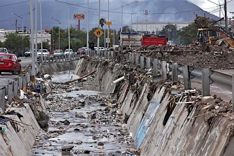 Un arroyo se desbordó e inundó de piedras, lodo y basura a la Avenida Luis Donaldo Colosio, en Santa Catarina.