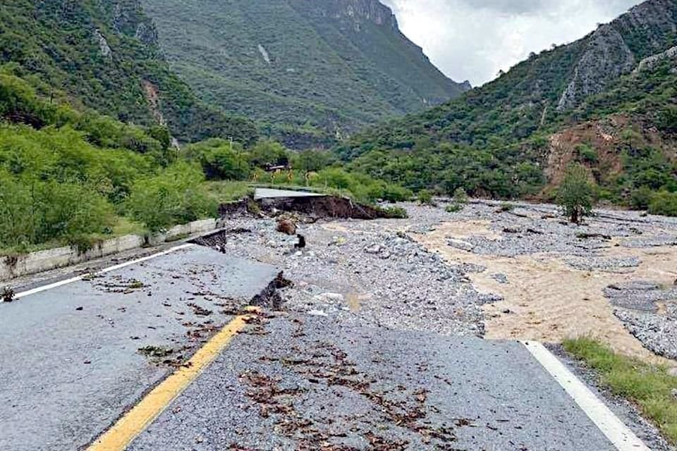 Tramos de la Carretera Linares-Iturbide presentaron daños en su pavimento y desgajamientos.