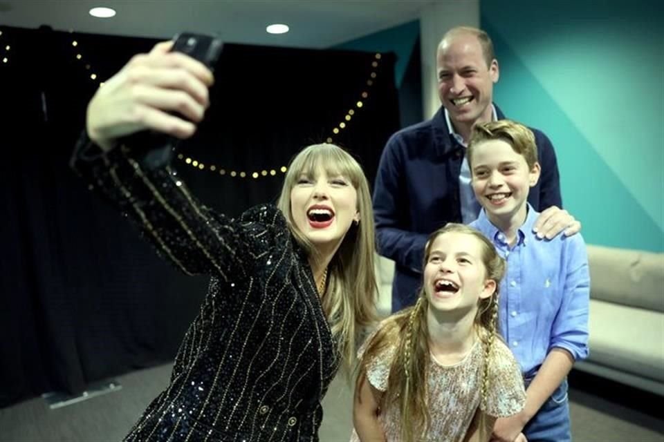 El Príncipe Guillermo presumió una foto junto a sus hijos y en compañía de Taylor Swift, tras el concierto que dio en Londres.