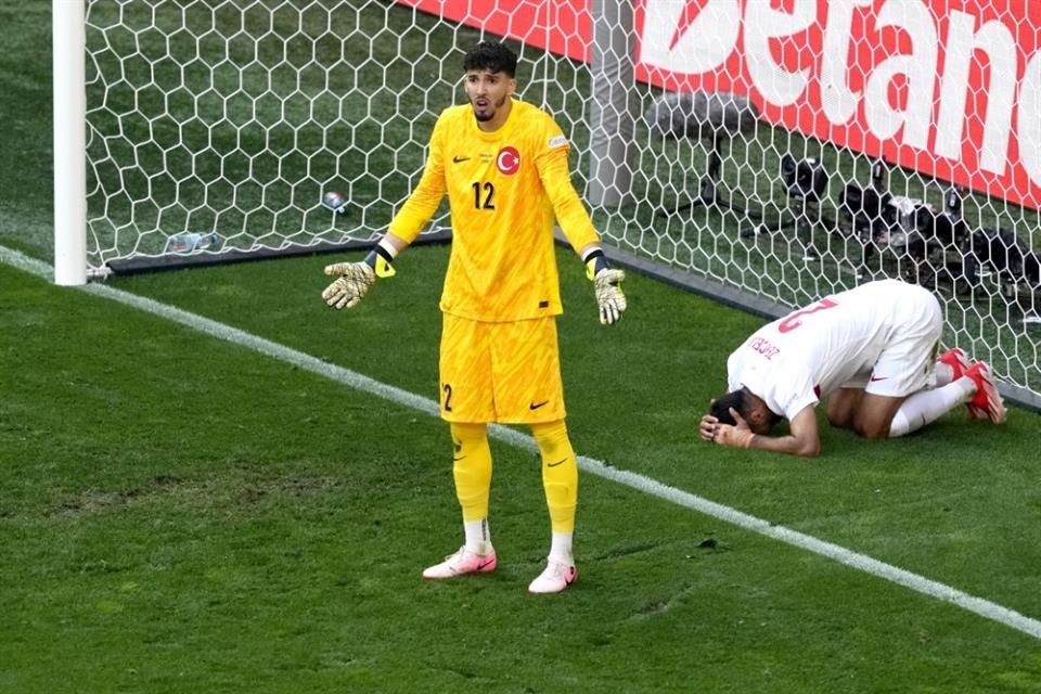 El portero turco Altay Bayindir no puede creer el autogol.