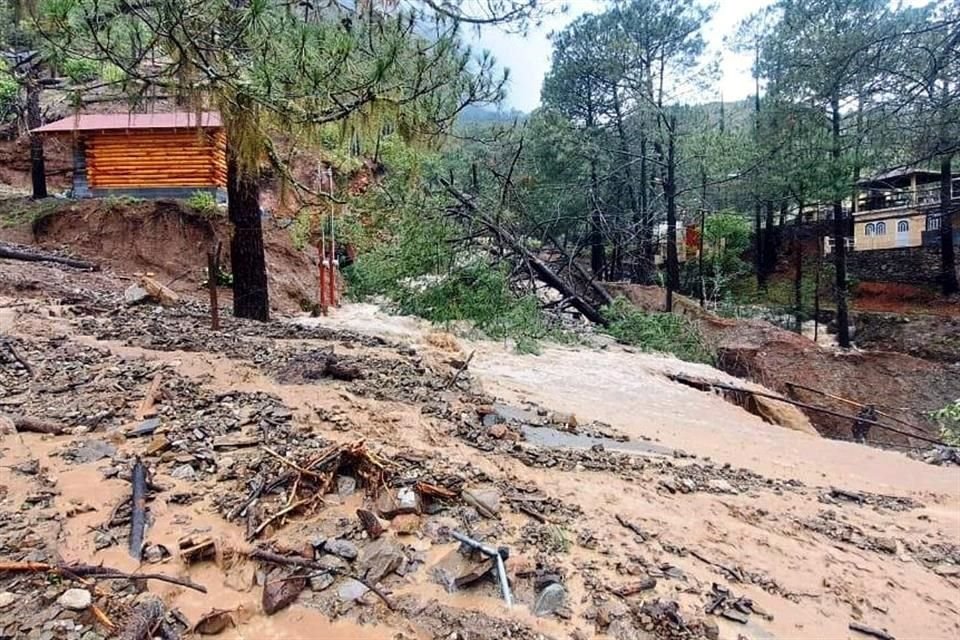 Habitantes de la Sierra alta de Santiago denunciaron ayer que se encuentran incomunicados, sin servicio de agua potable y sin luz.