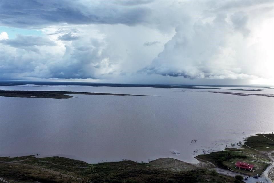 Pobladores de zonas cercanas a la Presa El Cuchillo, en Los Ramones, reconocieron la ayuda que trajeron las lluvias de 'Alberto'.