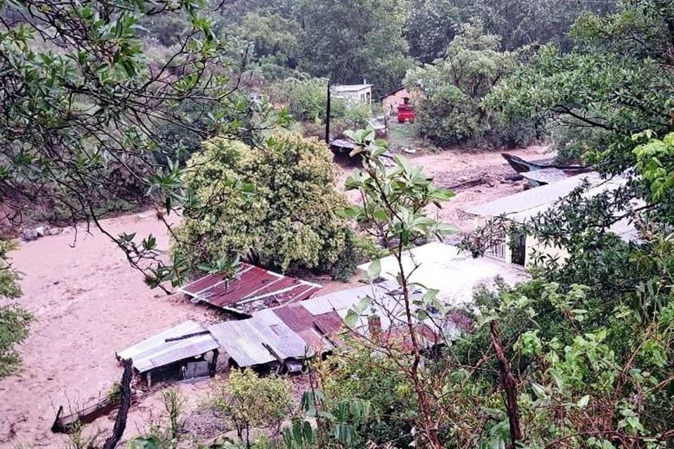 Habitantes de la Sierra alta de Santiago denunciaron ayer que se encuentran incomunicados, sin servicio de agua potable y sin luz.